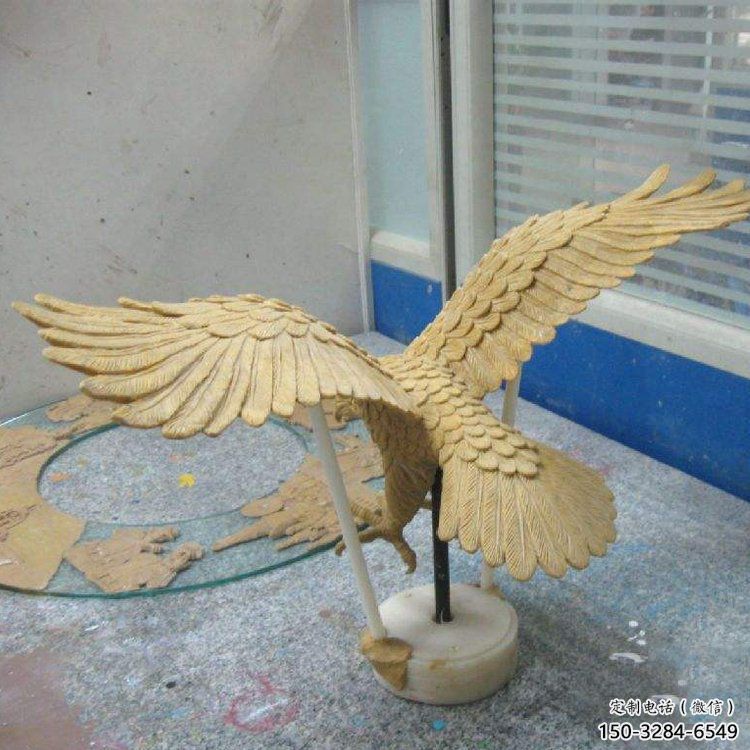 老鷹踏球雕塑，仿真鳥禽類，玻璃鋼材質(zhì)雕塑