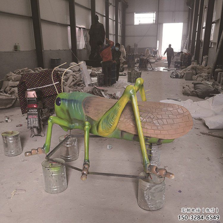 步行街蝗蟲雕塑，鑄銅昆蟲雕塑，彩繪效果