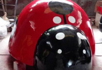 城市瓢蟲雕塑，網(wǎng)格體育雕塑，古銅效果