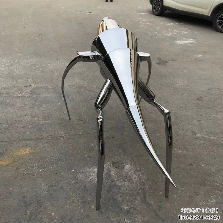 校園蝗蟲雕塑，鏡面拋光雕塑，昆蟲主題