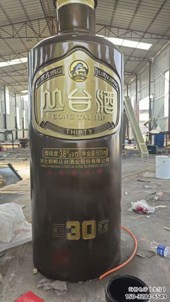 室內(nèi)酒瓶雕塑，拉絲景觀雕塑，抽象效果