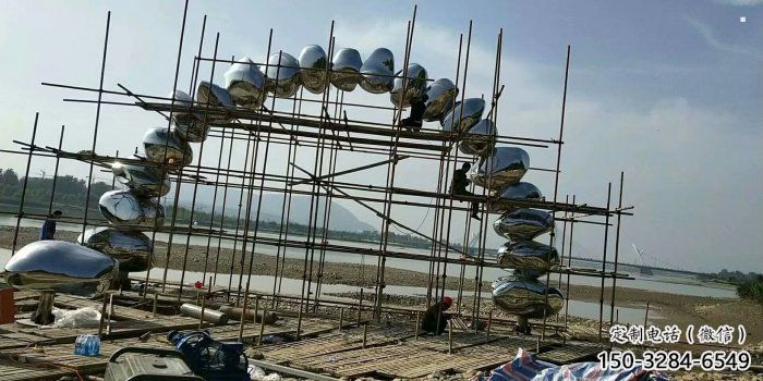 鏡面不銹鋼鵝卵石藝術(shù)拱門(mén)雕塑制作