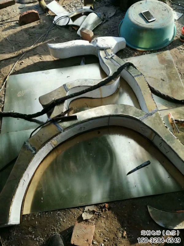 門(mén)口小鹿雕塑供應(yīng)，多彩藝術(shù)，別墅抽象銅鹿雕塑供求