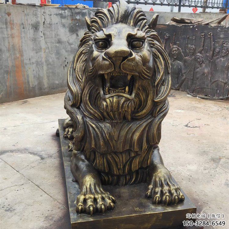 仿銅動物景觀雕塑，玻璃鋼爬式獅子雕塑廠家