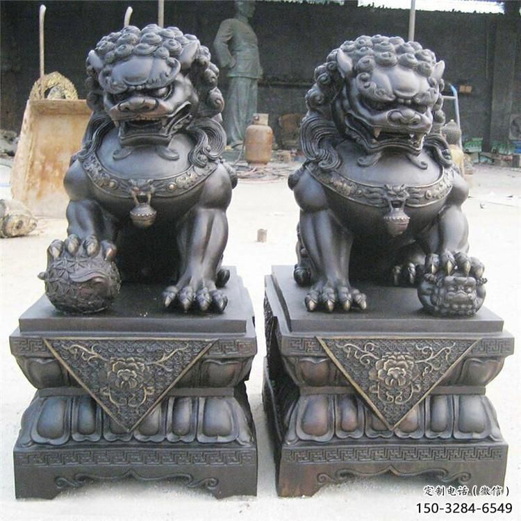 青銅獅子雕塑生產(chǎn)，圓雕系列，仿古蹲獅雕塑生產(chǎn)商