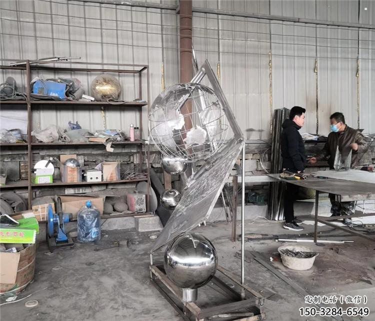 地球儀雕塑批發(fā)，鏡面工藝，景觀筆記本地球儀雕塑承接