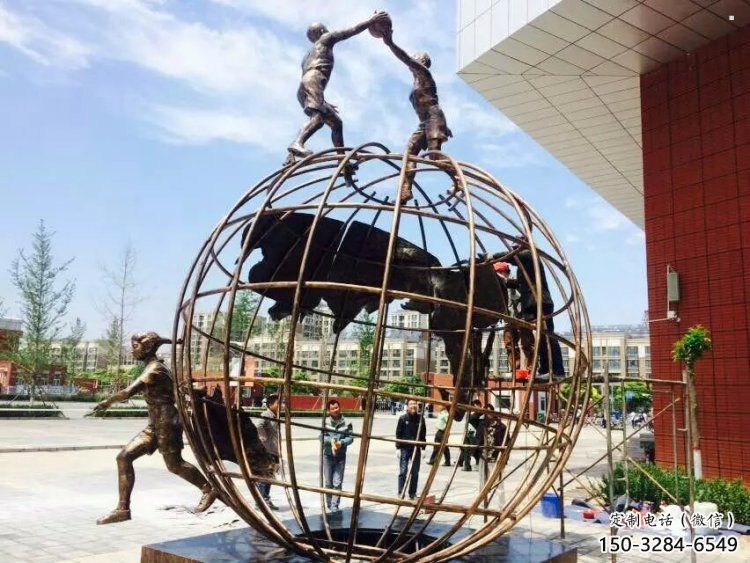 地球儀雕塑供應(yīng)，地標擺件，地球儀人物雕塑制造廠家