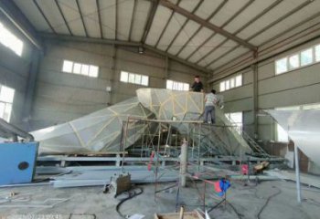 生產(chǎn)中的握手雕塑，地標(biāo)景觀握手雕塑