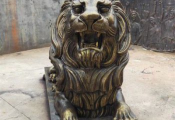 仿銅動物景觀雕塑，玻璃鋼爬式獅子雕塑廠家