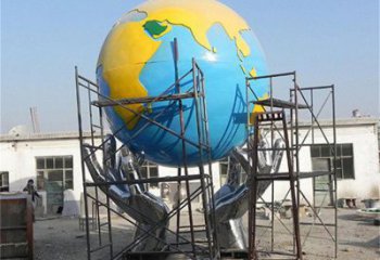 地球儀雕塑制作，村標概念，鍛鋼手托地球儀雕塑廠家