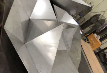 紙船雕塑優(yōu)選，白鋼構(gòu)件，鋼結(jié)構(gòu)折紙船雕塑供給