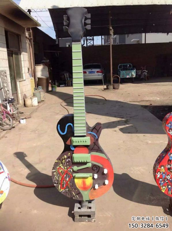 草地吉他雕塑