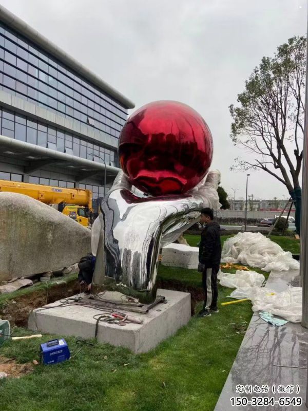 手托圓球雕塑精選，透雕系列，不銹鋼手托圓球雕塑提供