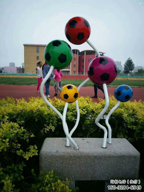步行街足球雕塑