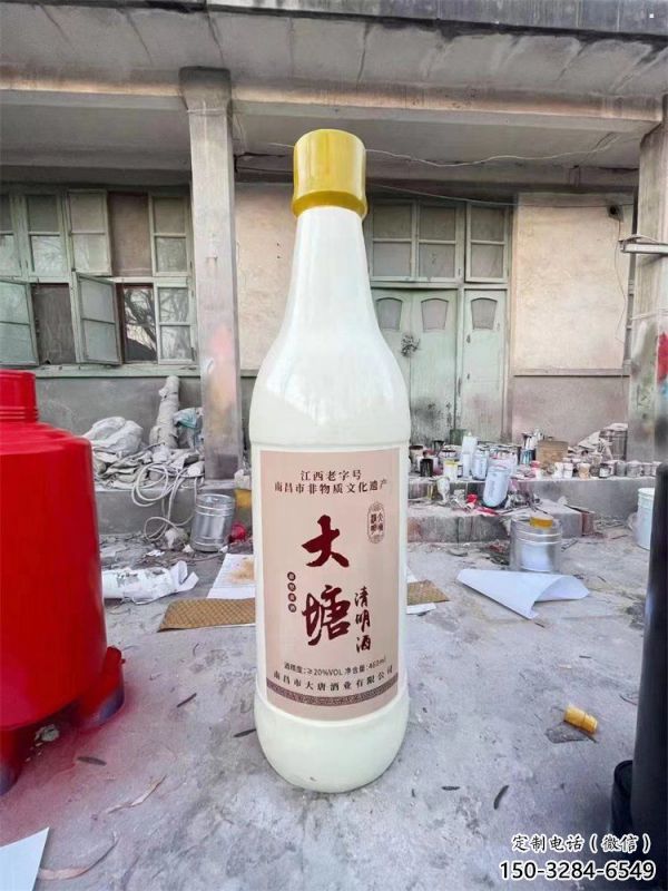 酒瓶雕塑定做，小區擺件，玻璃鋼酒瓶雕塑制作