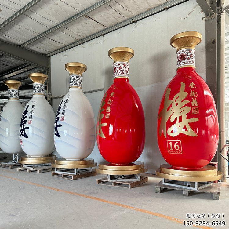 洋酒瓶雕塑預定，小區擺件，玻璃鋼洋酒瓶雕塑廠家