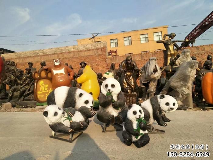 金屬熊貓雕塑制作，陸地擺件，仿真熊貓雕塑制造商