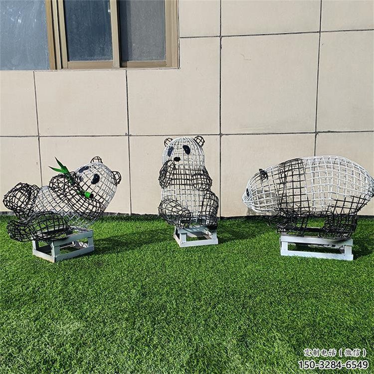 金屬熊貓雕塑廠家，城市雕塑，彩色鏤空熊貓雕塑指用