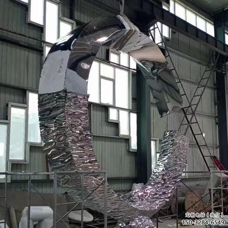 圓環(huán)雕塑展品，室外軟裝，展示不銹鋼圓環(huán)雕塑訂做
