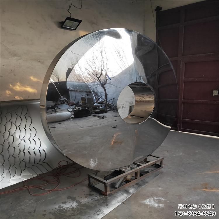 圓鏡雕塑優(yōu)選，景區(qū)案例，抽象不銹鋼圓鏡雕塑選用