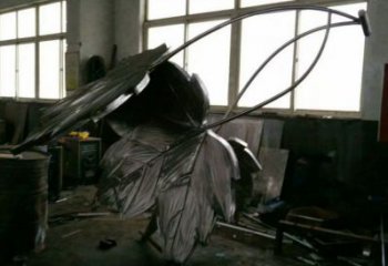 楓葉雕塑服務(wù)商，噴泉雕塑，不銹鋼楓葉雕塑訂做廠家