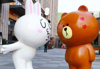 淮安步行街布朗熊雕塑，玻璃鋼動物雕塑，卡通方式