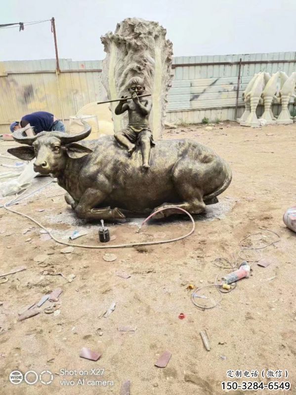 城中庭院牧童雕塑