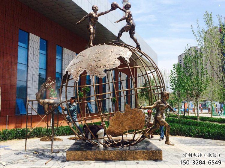 萬柏林地球儀雕塑選定，拉絲工藝，地球儀人物雕塑預(yù)定