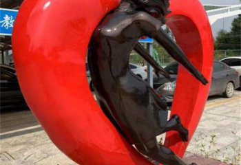 原州草地心形人物雕塑