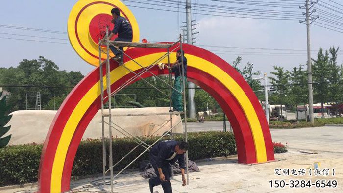 昭通烤漆拱門雕塑，彩虹圖案設計，不銹鋼大門雕塑實景