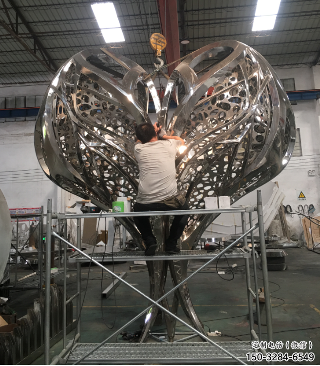 大型戶外心形雕塑生產制作現場